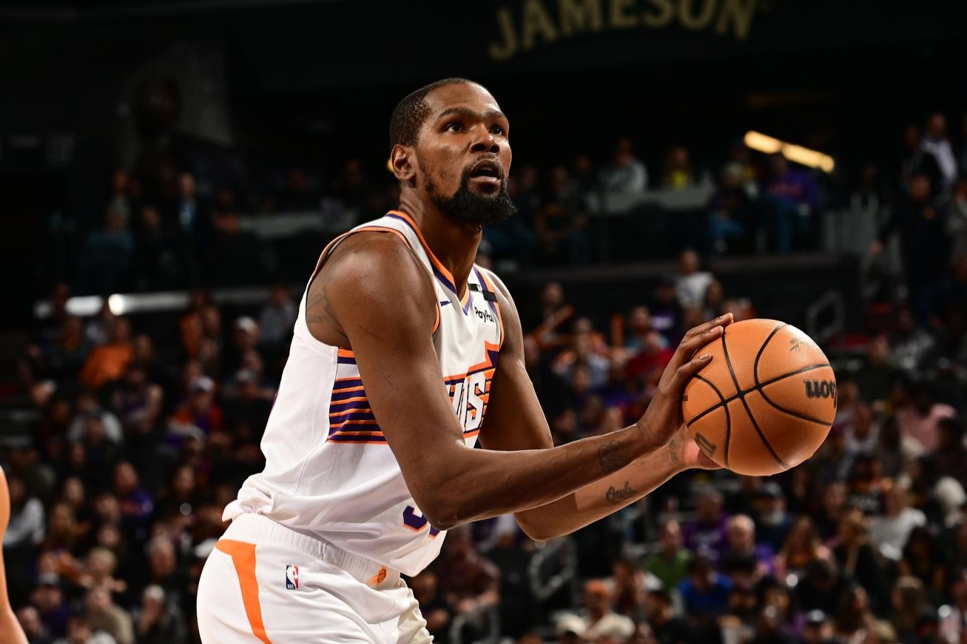 NBA杯关键战！杜兰特脚踝扭伤半场留在更衣室治疗 本场不会回归
